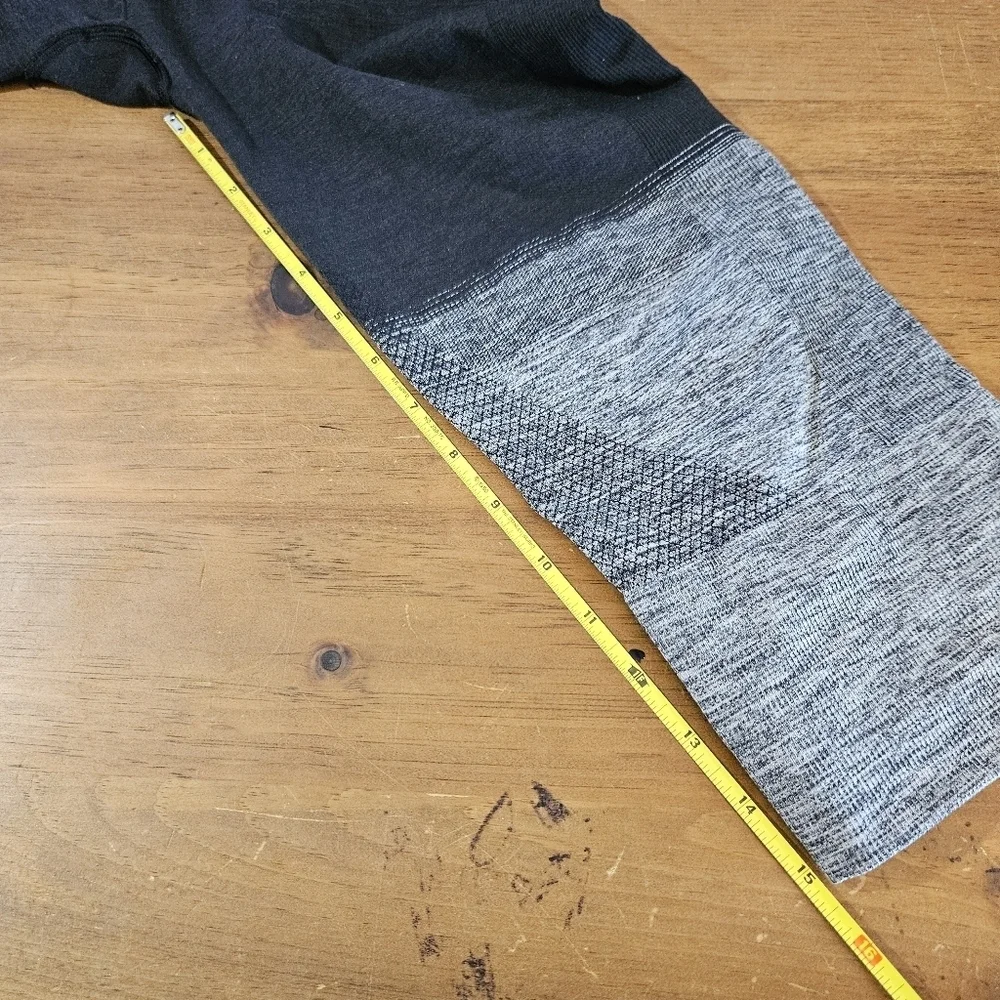 Lululemon Seamlessly Street Crop Heathered Black Size 8 Yoga Athletic Workout